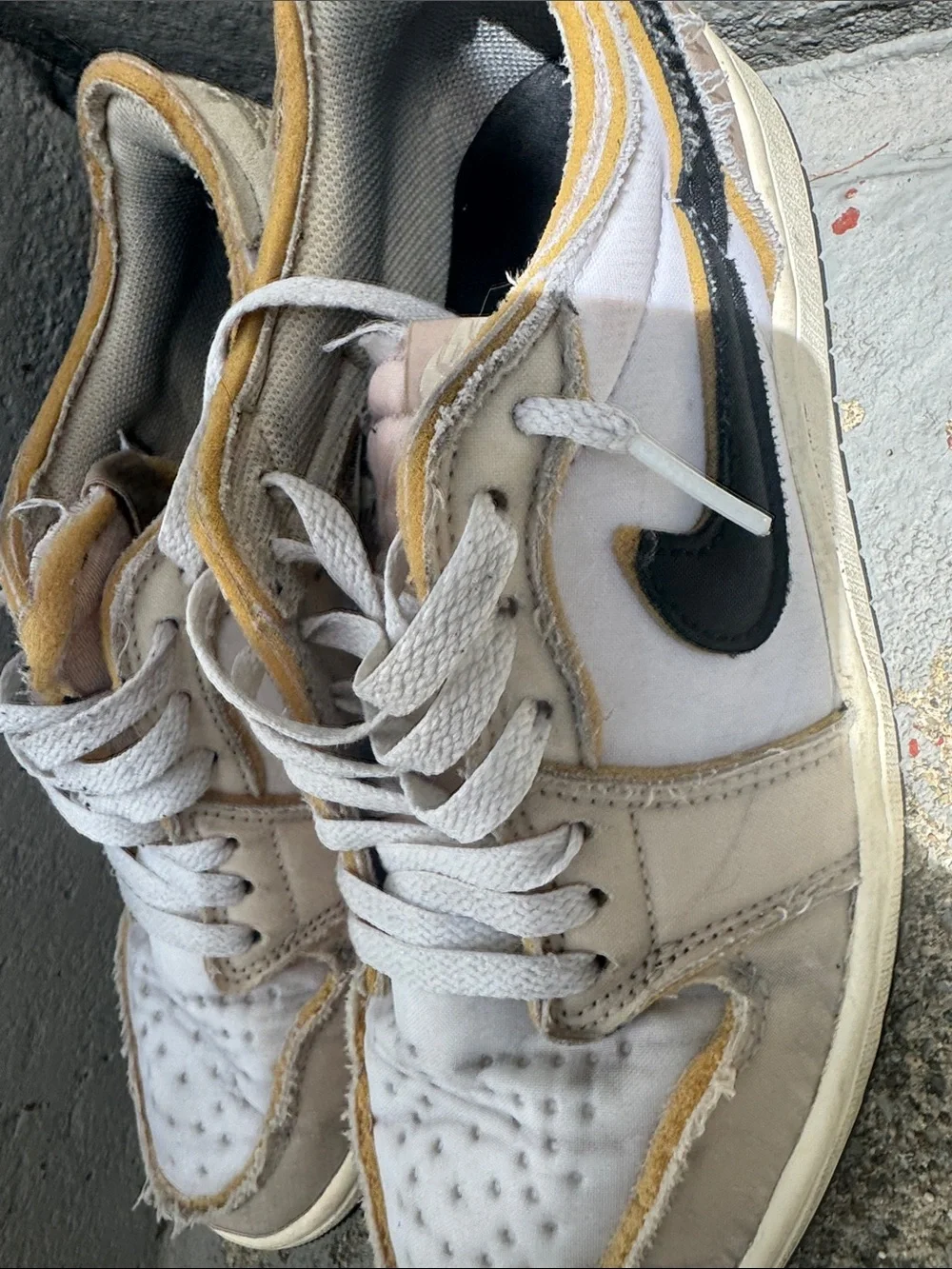 Nike Kids Low-Top Sneakers in White, Tan and Pale Pink